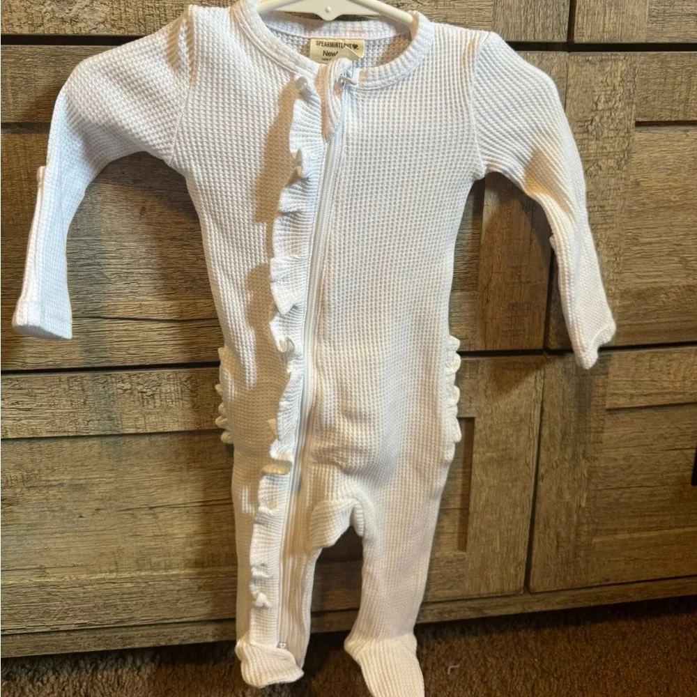 Spearmint Love White Ribbed Ruffled Footies - Picture 1 of 1